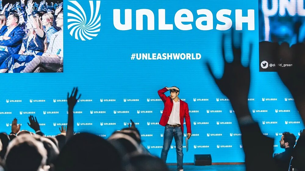 UNLEASH WORLD 메인 스테이지 기조강연과 환호하는 청중