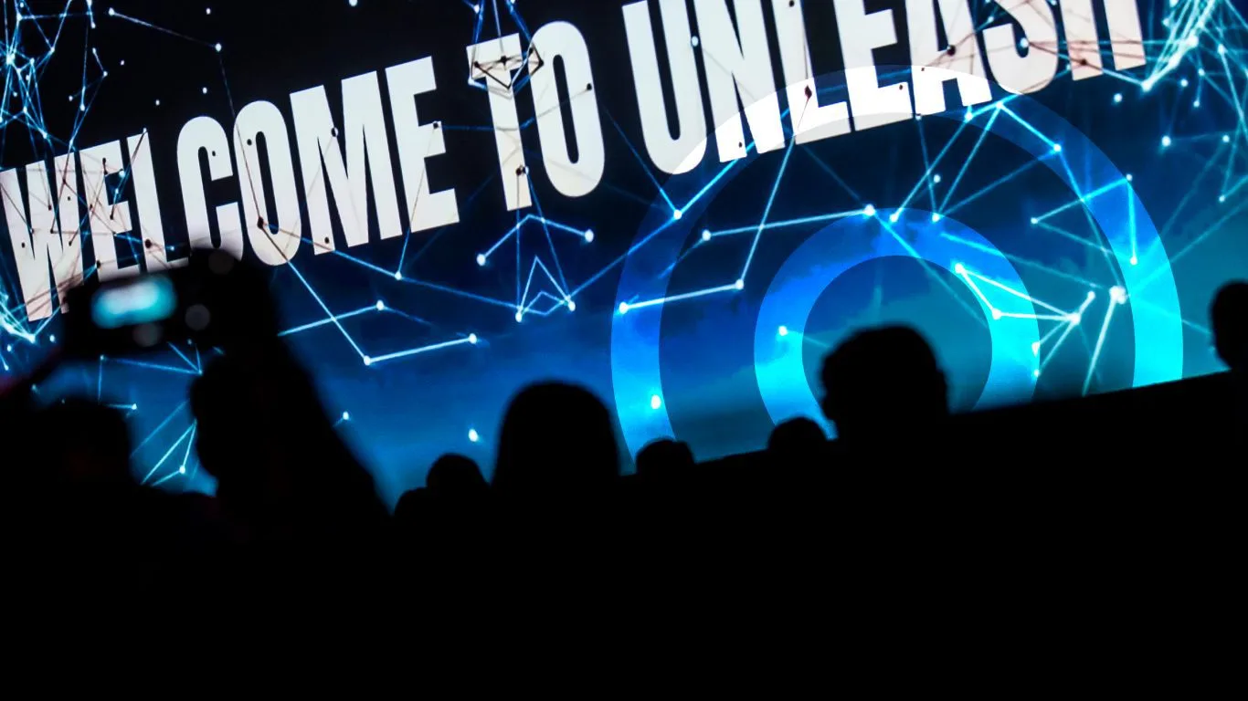 WELCOME TO UNLEASH 문구가 띄워진 오프닝 스테이지 스크린