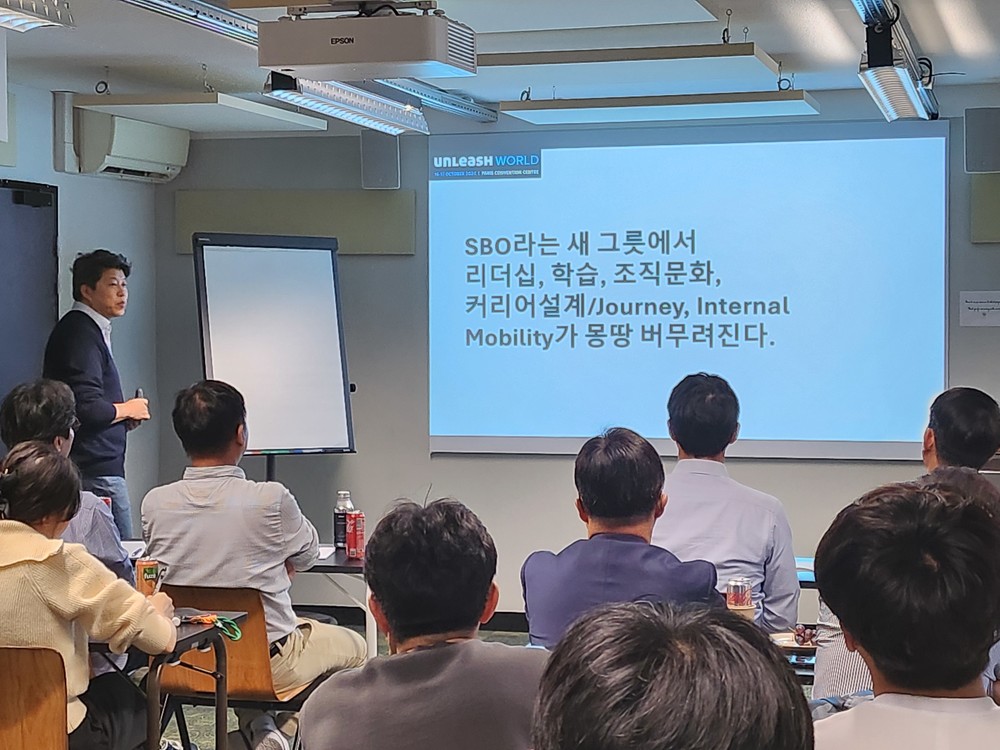 현지 강의실에서 디브리핑을 진행하는 코디네이터