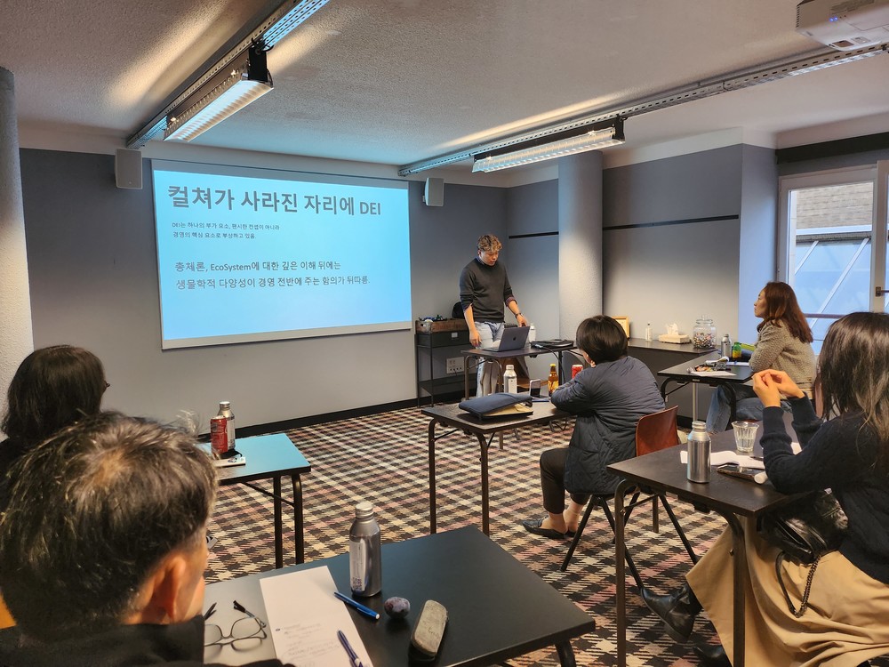 발표 슬라이드를 함께 보며 진행되는 현장 디브리핑