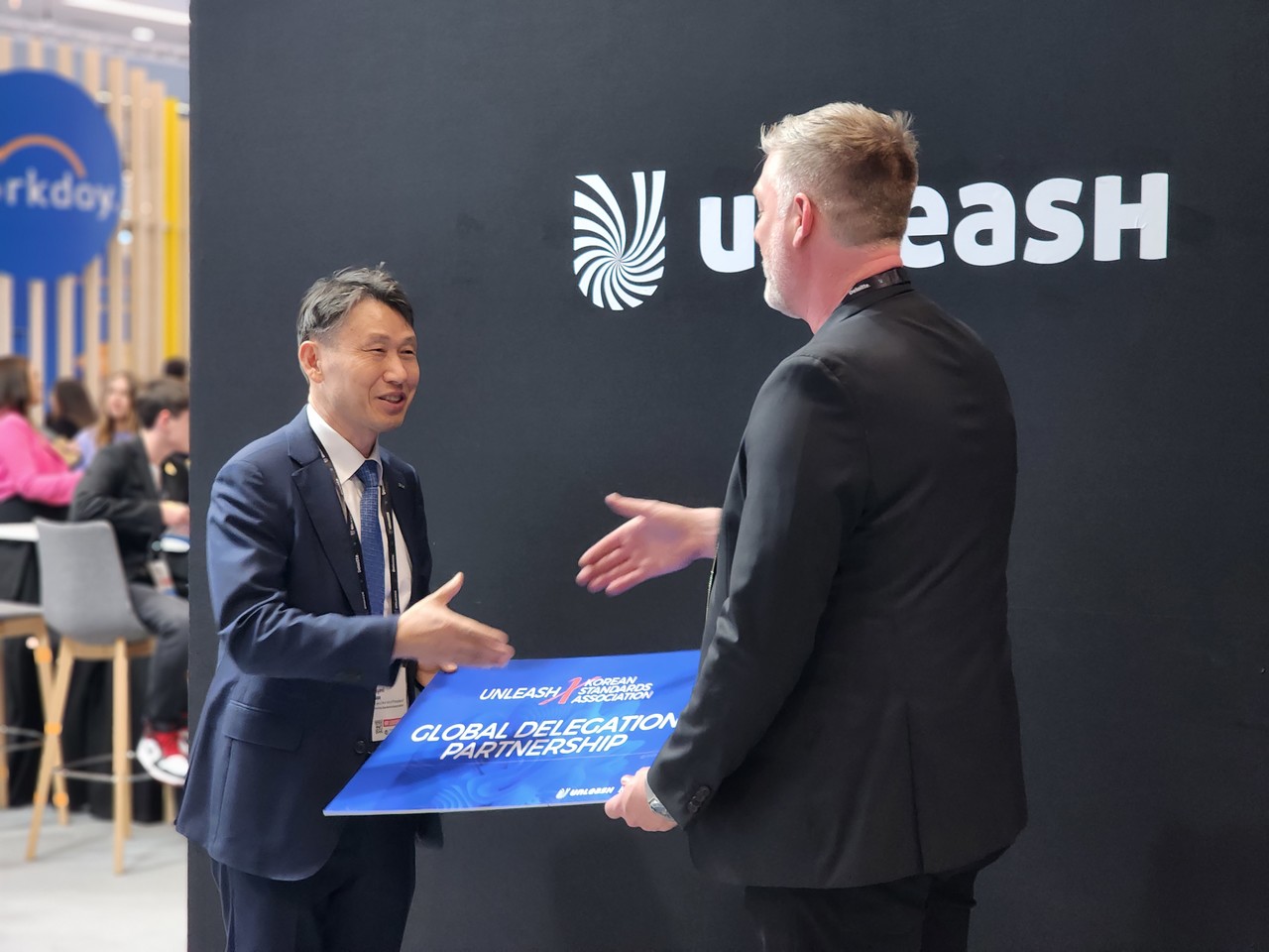 KSA-UNLEASH 글로벌 대표단 파트너십 — UNLEASH 부스에서의 악수