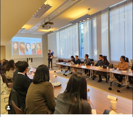 로레알 그룹 세미나실에서 발표를 듣는 한국대표단