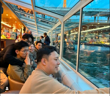 센 강 유람선에서 창밖을 바라보는 한국대표단 참가자들