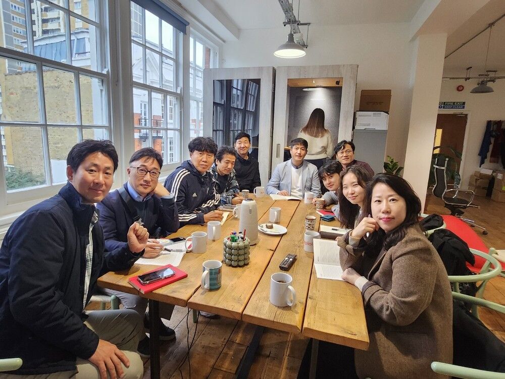 테이블에 둘러앉아 교류하는 한국대표단 참가자들
